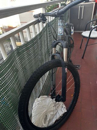 Bicicleta de montaña en buen estado