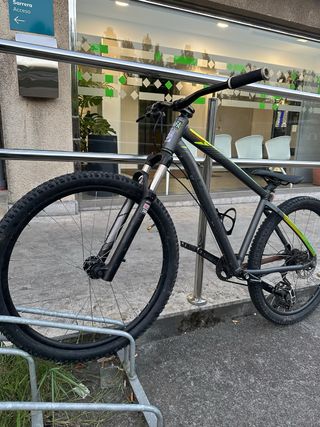 Bicicleta de montaña en buen estado