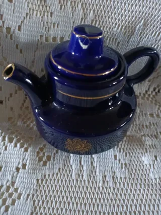 Piccola teiera blu con decori oro