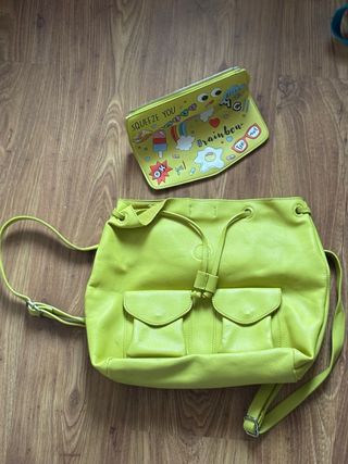 Mochila verde y amarilla con cierre