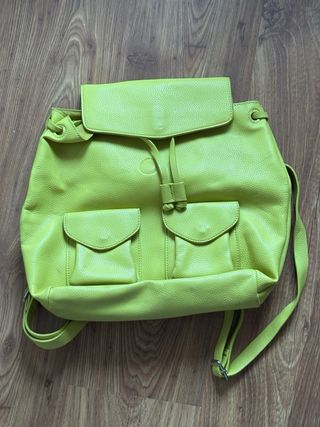 Mochila verde y amarilla con cierre