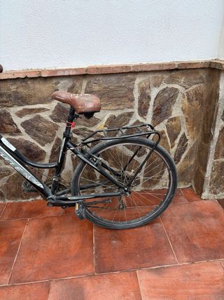 Bicicleta negra con cesta delantera