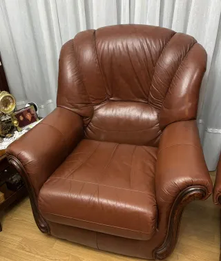 Dos sillónes de piel marrón