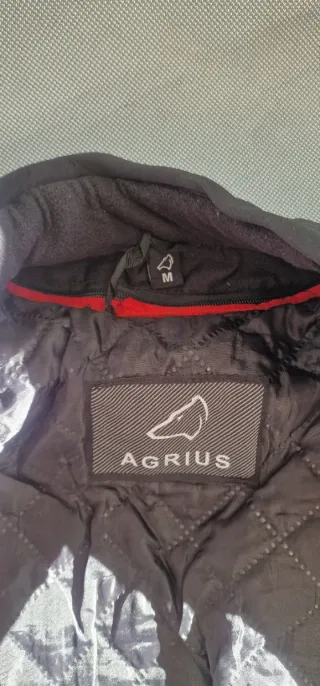 Cazadora motor está muy buena. esta como nueva.