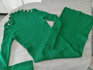 Abito aderente verde con bottoni