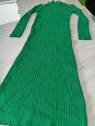 Abito aderente verde con bottoni