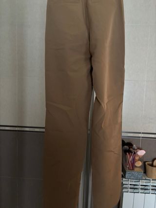 Pantalón marrón Stradivarius