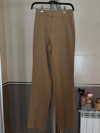 Pantalón marrón Stradivarius