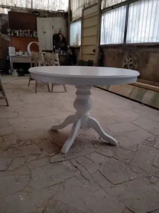 Tavolo rotondo in legno bianco