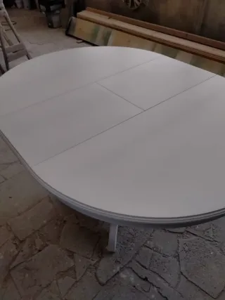 Tavolo rotondo in legno bianco