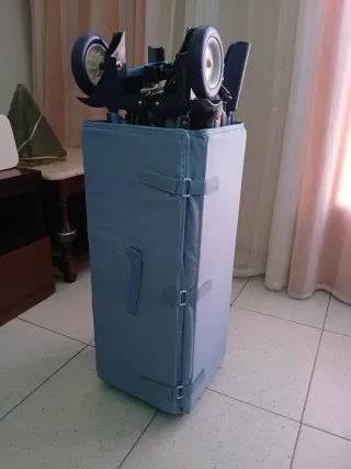 Cuna de viaje azul con ruedas