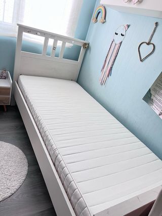 Estructura de cama individual con colchón