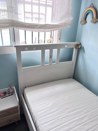 Estructura de cama individual con colchón