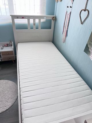 Estructura de cama individual con colchón