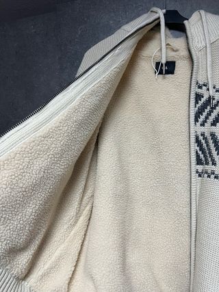 Cárdigan con cremallera y estampado geométrico