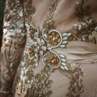 Vestido Matilde Cano largo bordado, sin devolución