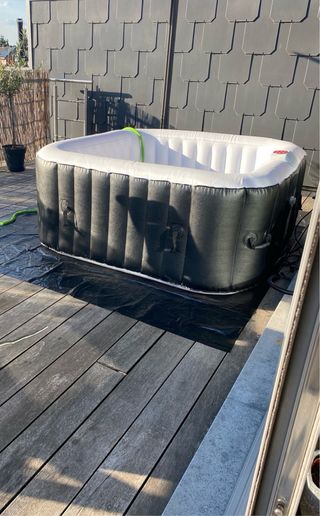 Jacuzzi gonfiabile nero e bianco