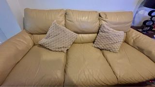 Sofá de piel beige