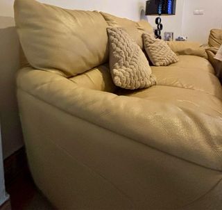 Sofá de piel beige