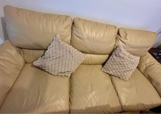 Sofá de piel beige