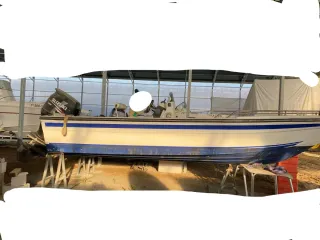 Embarcación con motor Suzuki 150 en buen estado