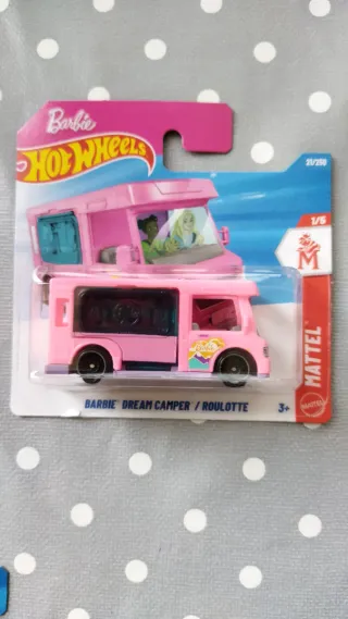 Hot Wheels Barbie Dream Camper y Ferraris