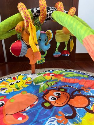 Gimnasio para bebé con arco y juguetes