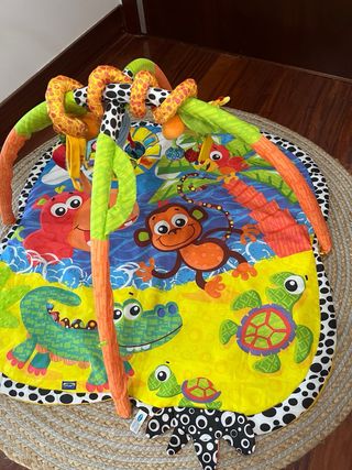 Gimnasio para bebé con arco y juguetes