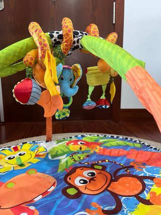 Gimnasio para bebé con arco y juguetes