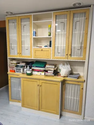 Alacena de madera y cristal