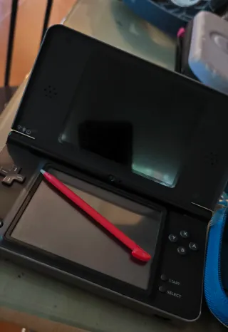 Nintendo DSi XL + Caricatore + Giochi