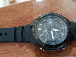 Casio Edifice Cronógrafo Negro Dorado