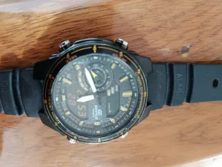 Casio Edifice Cronógrafo Negro Dorado