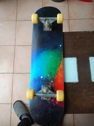 Monopatín con diseño espacial