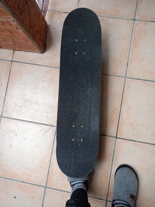 Monopatín con diseño espacial