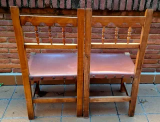 Sillas antiguas de madera y cuero
