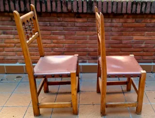 Sillas antiguas de madera y cuero