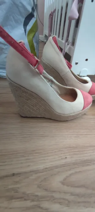 Zapatos cuña beige y rosa