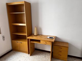 Escritorio, estantería y mesita de madera
