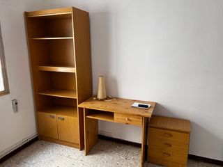 Escritorio, estantería y mesita de madera