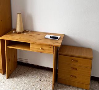 Escritorio y mesita de madera