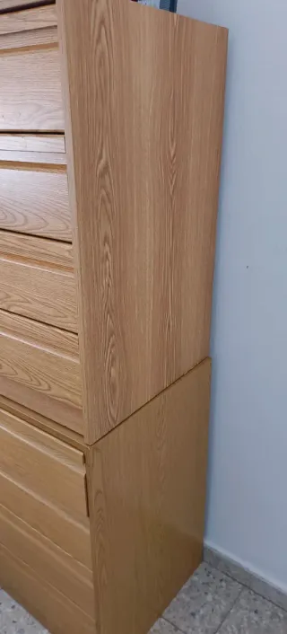 Cajoneras de madera color beige y marrón