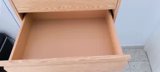 Cajoneras de madera color beige y marrón