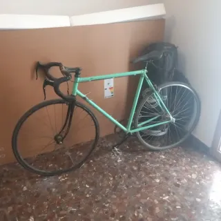 Bicicleta de carretera verde