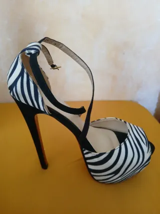 Zapatos de tacón con estampado de cebra