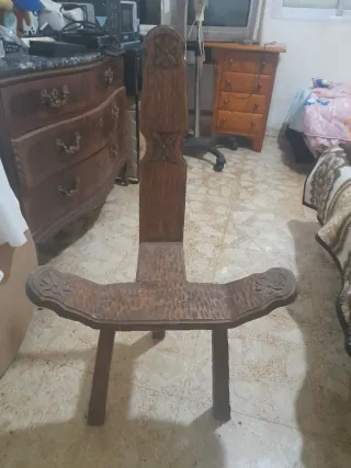 Silla antigua de madera tallada