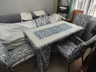 Mesa camilla con tapa de madera; cristal y 4 silla