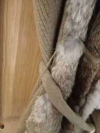 Chaleco de lana y piel , forrado .