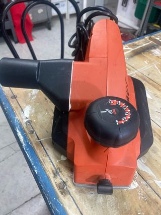 Cepillo carpintero Black & Decker KW712