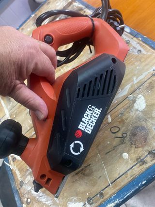 Cepillo carpintero Black & Decker KW712